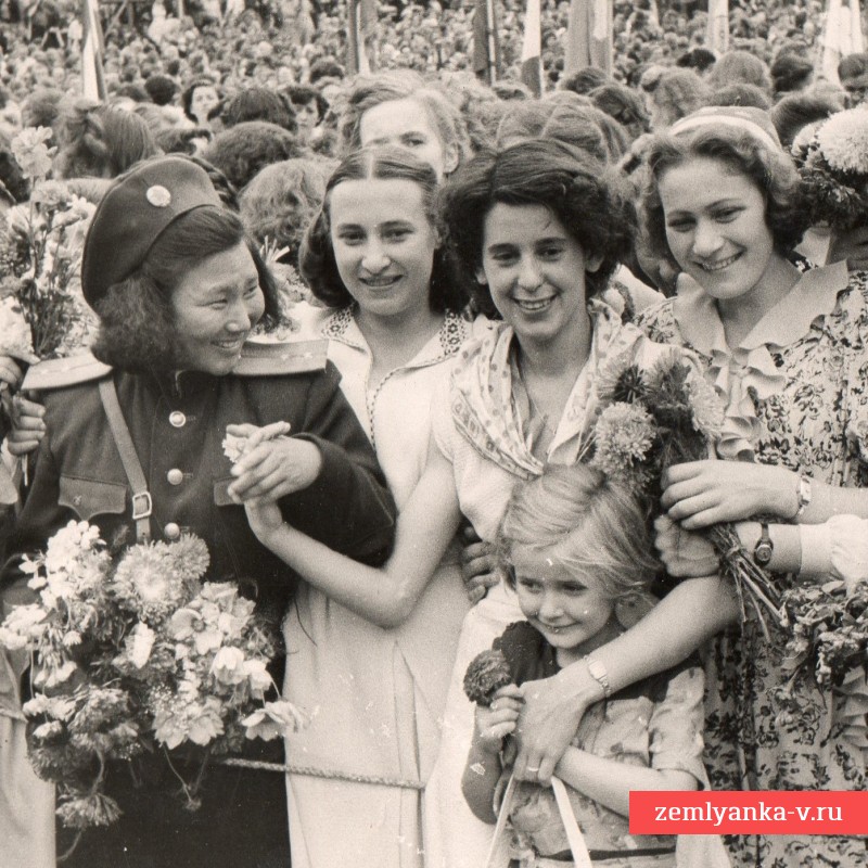 Фото Р. Дьен на праздновании дня девушек в Берлине, 1951 г.
