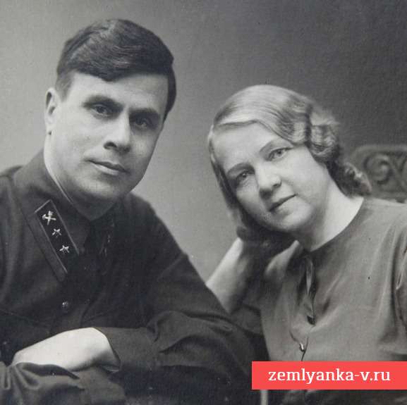 Довоенное фото железнодорожника с супругой