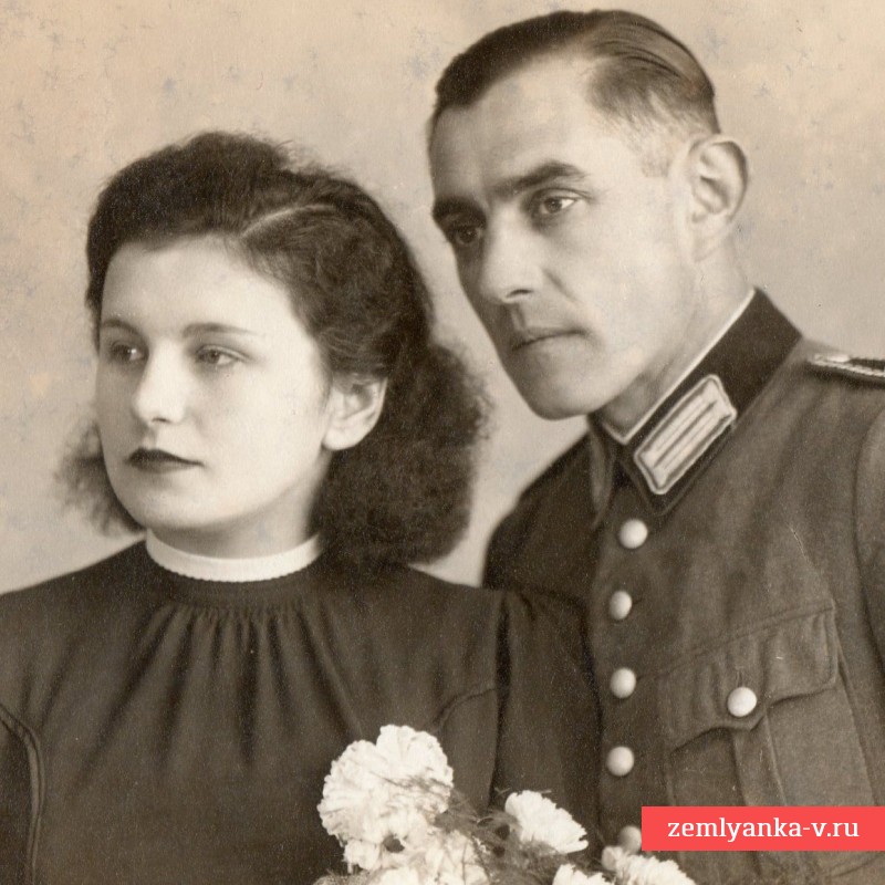 Фото гауптвахмистра немецкой полиции с супругой, 1943 г.