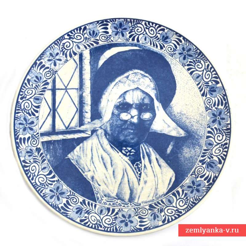 Массивная декоративная тарелка с изображением старухи