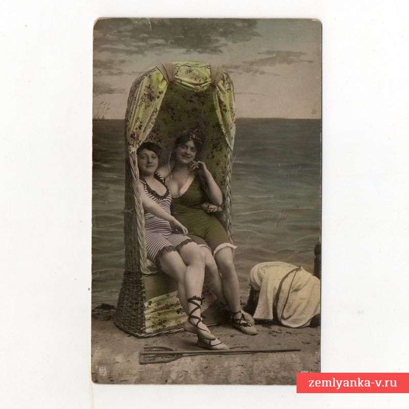 Открытка с изображением женщин в купальниках