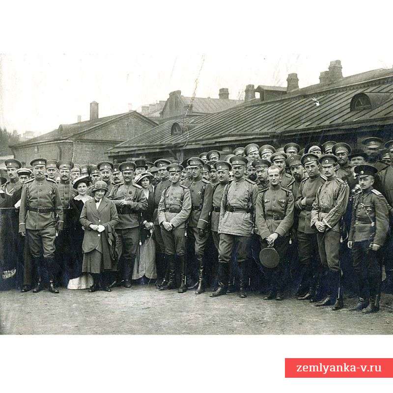 Групповая фотография офицеров Л-Гв Семеновского полка перед отправкой на фронт