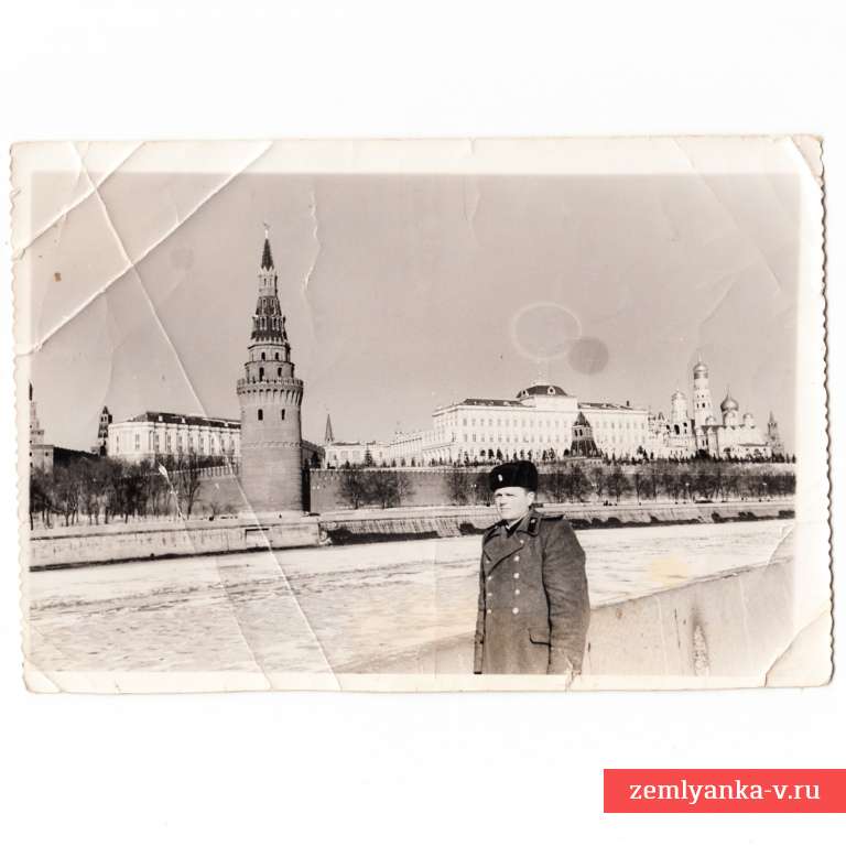 Фото офицера СА на фоне Кремлевской стены