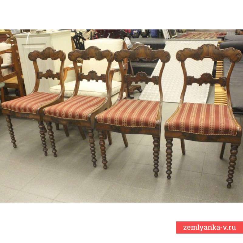 Комплект стульев из красного дерева