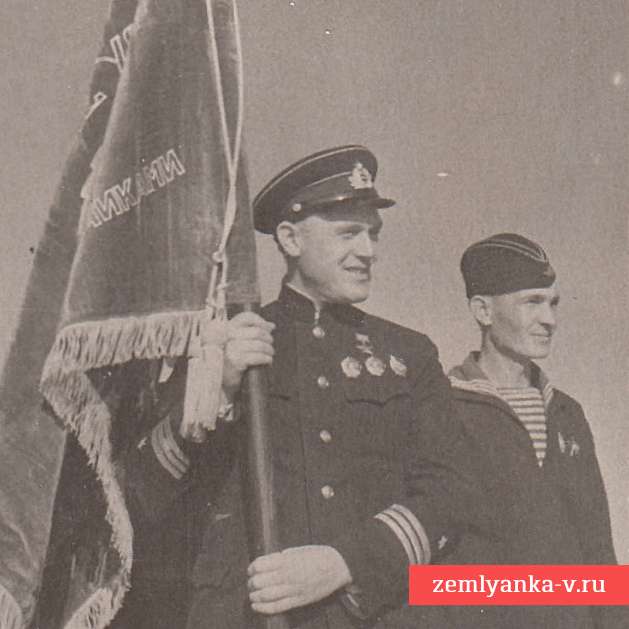 Фото ГСС вице-адмирала Старикова Валентина Георгиевича со знаменем