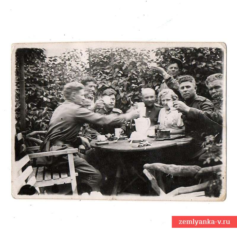 Фото офицеров АБТВ РККА за праздничным столом