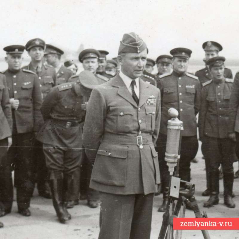 Фото американского военного в окружении советских генералов
