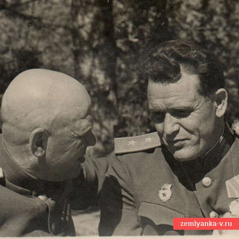 Фото генералов Красной армии за беседой