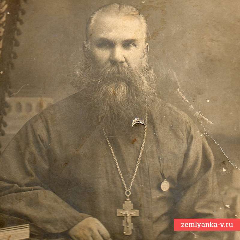 Большое фото священника с медалью в память коронации императора Александра III