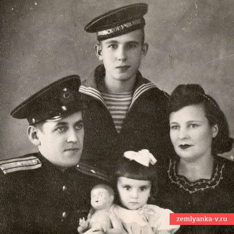 Фото капитана 3 ранга ВМФ СССР с членами семьи