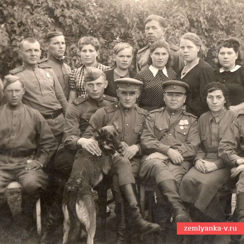 Фото группы солдат и офицеров РККА с гражданскими лицами, 1943 г.