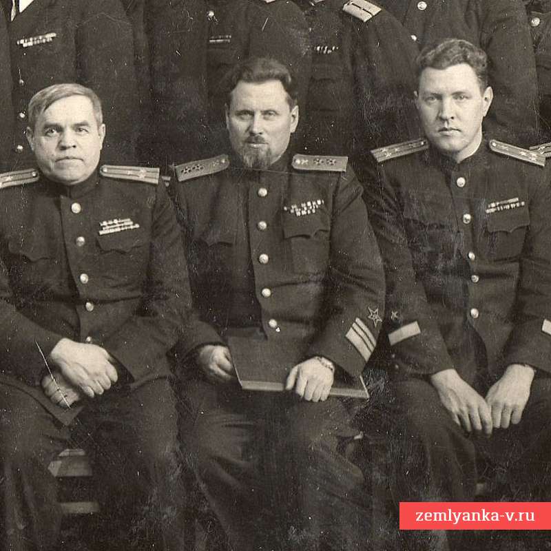 Фото вице-адмирала А.А. Фролова в окружении сослуживцев