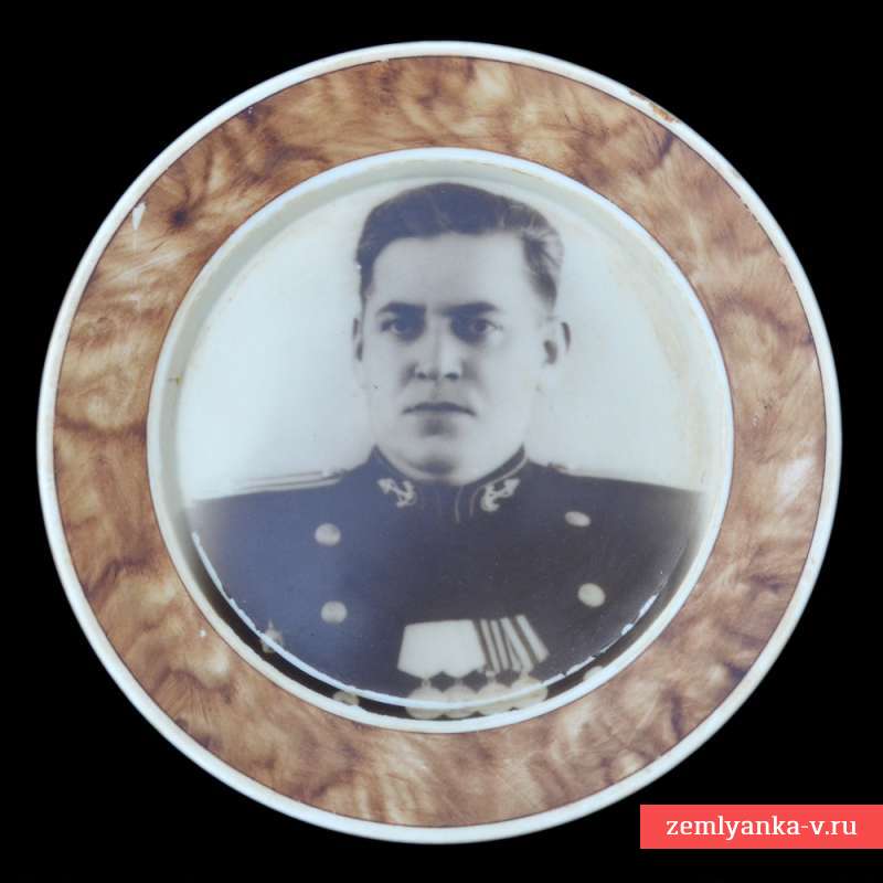 Памятная тарелка с портретом офицера флота СССР