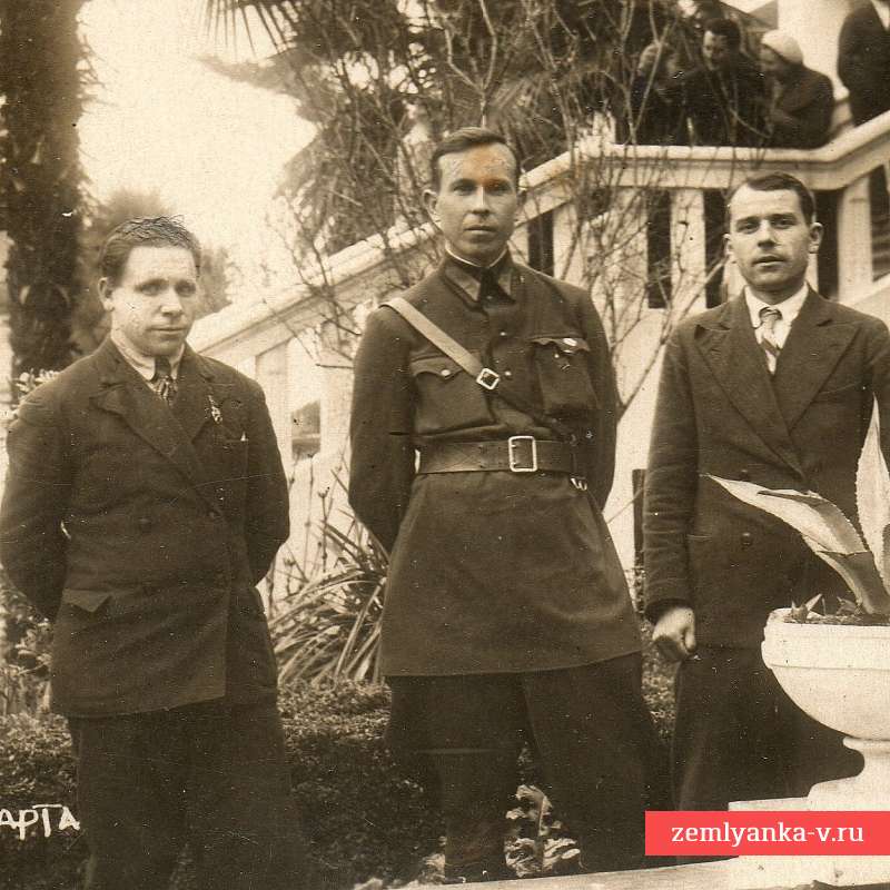 Фото командира РККА с товарищами на отдыхе в Сухуми