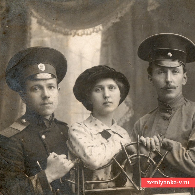 Фото старшего писаря (?) 177-го пехотного Изборского полка и художника-архитектора с барышнями