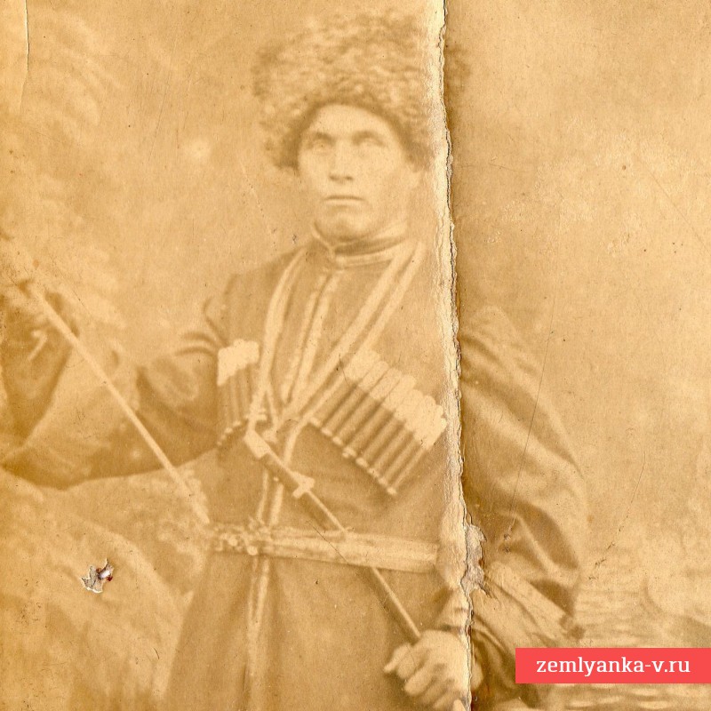 Фото кавалериста (?) в кавказском обмундировании с подсаадочным ножом