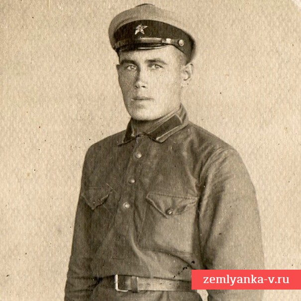 Фото рядового кавалерии РККА в цветной фуражке образца 1926 года