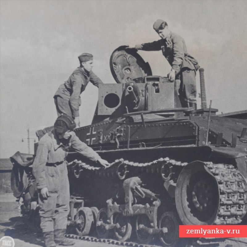 Фото красноармейцев у трофейного немецкого танка Pz-35T