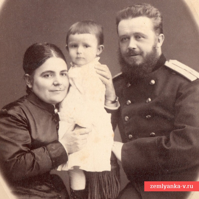 Колоритное раннее фото капитана инженерных войск РИА с семьей