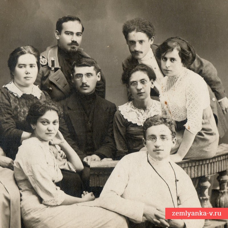 Фото студента в кругу друзей, 1910-е гг. 