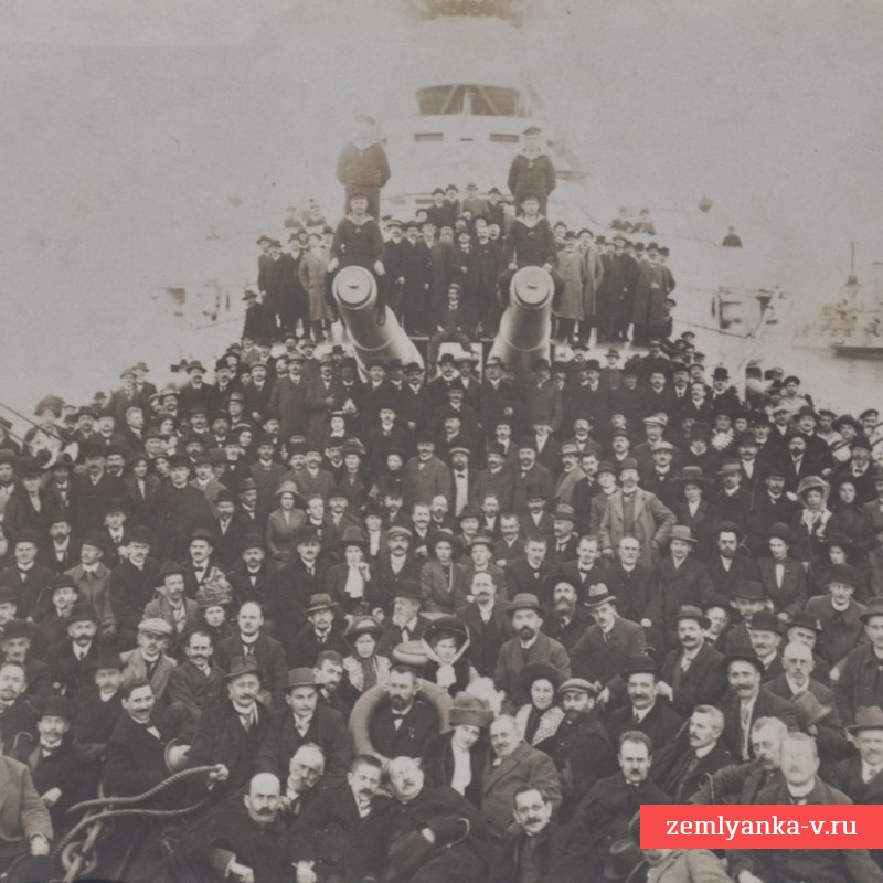 Фото группы гражданских лиц на палубе линкора «Померания»