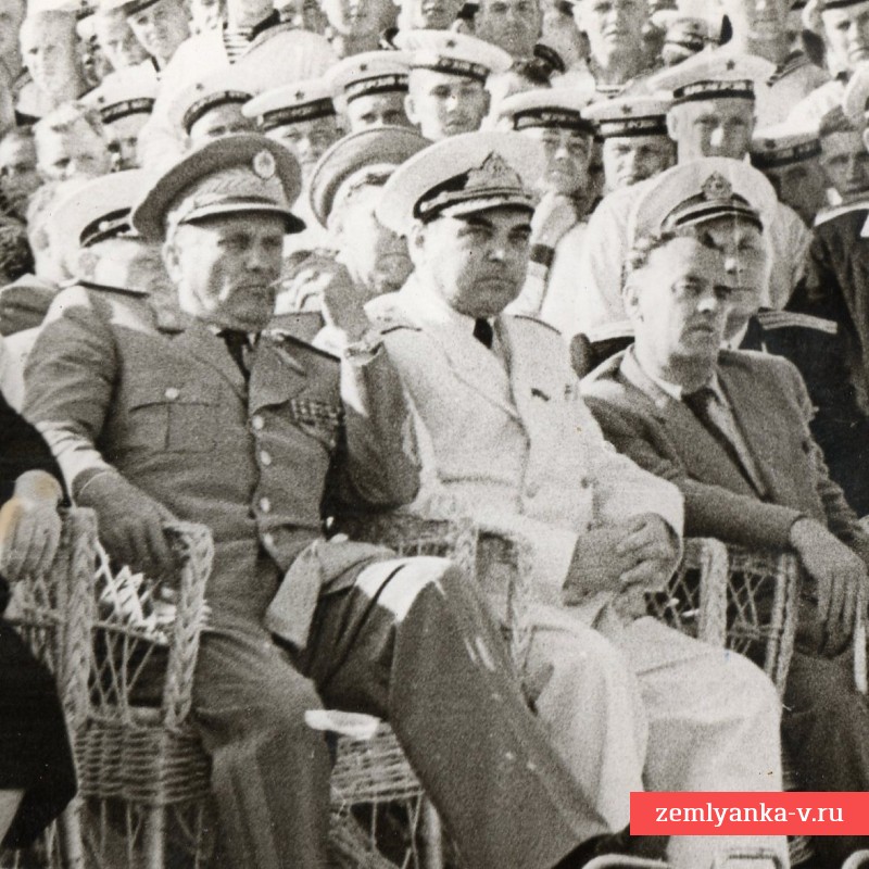 Фото И. Тито в окружении советских офицеров и краснофлотцев