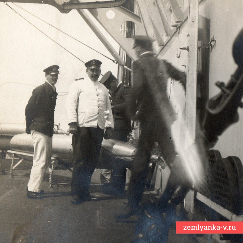 Фото офицеров кайзеровского флота у торпеды на борту корабля