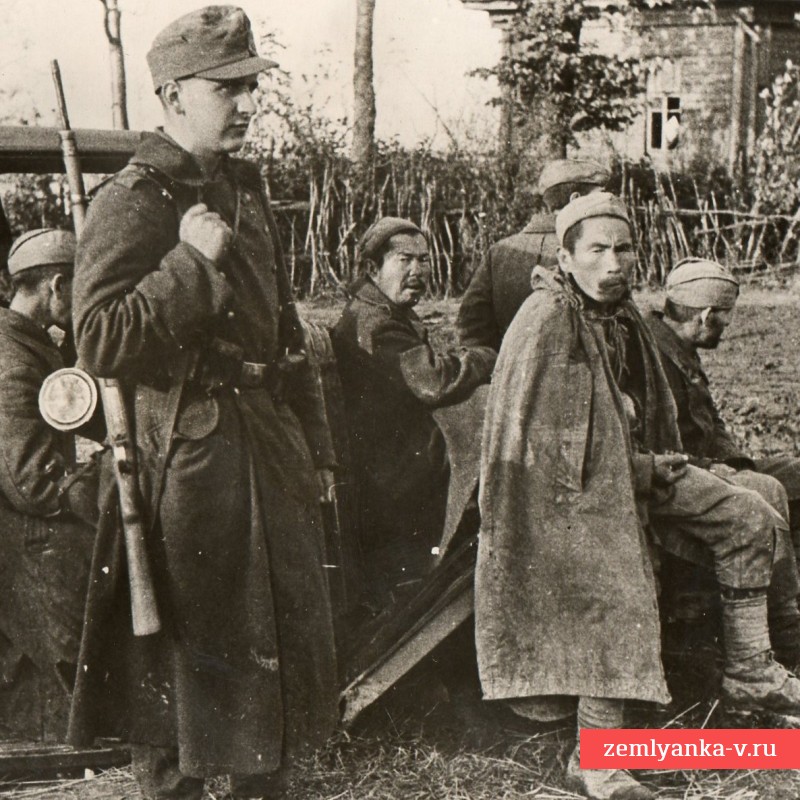 Пресс-фото немецкого часового, охраняющего пленных красноармейцев