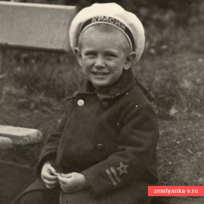 Фото ребенка - сына капитана ледокола «Красин» (?) в матросской форме