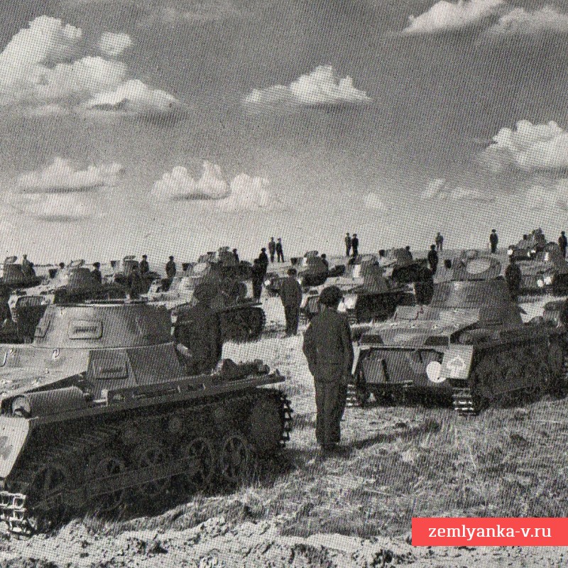 Открытка из серии «Адольф Гитлер»: «Стараниями фюрера у нас есть много танков»