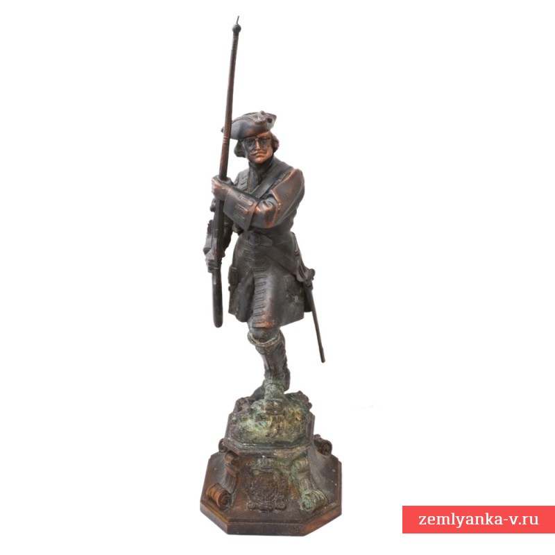 Дарственная немецкая скульптура "Солдат с ружьем"