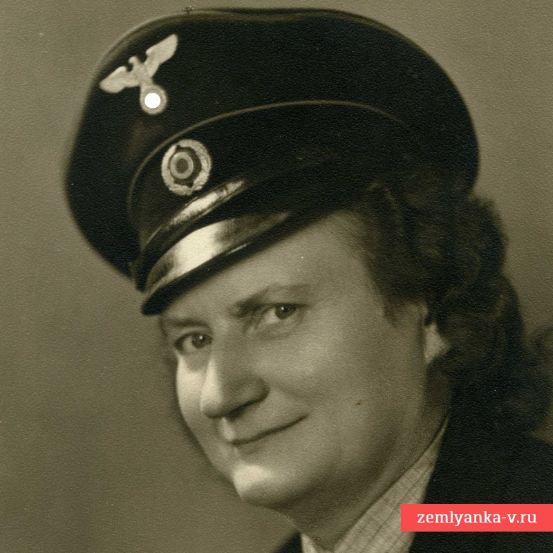 Фото служащей Reichspost в служебной фуражке