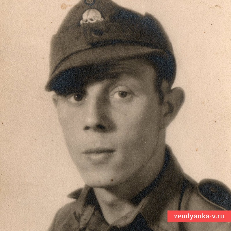 Портретное фото рядового SS в тропической униформе. 1944 год.