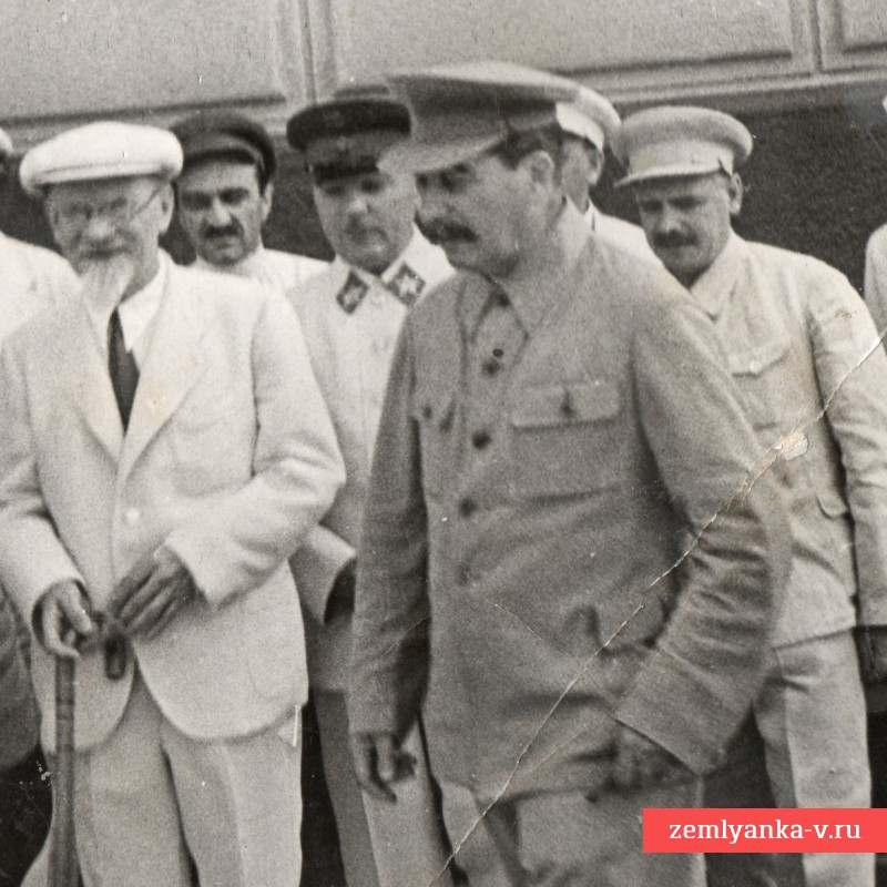 Редчайшее фото Н. Ежова в компании И. Сталина и других во время прогулки