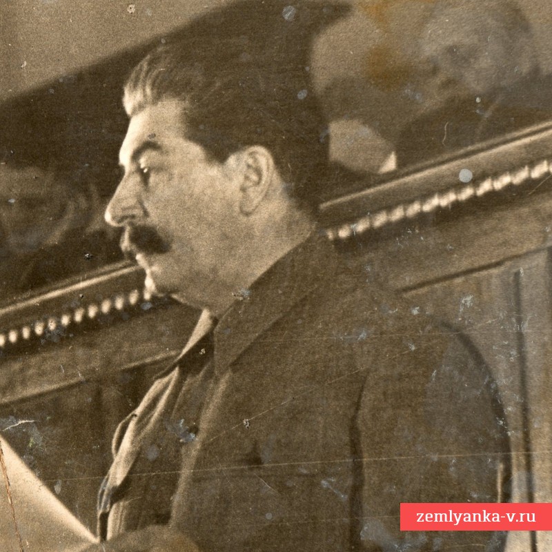 Фото И.В. Сталина на трибуне с газетой