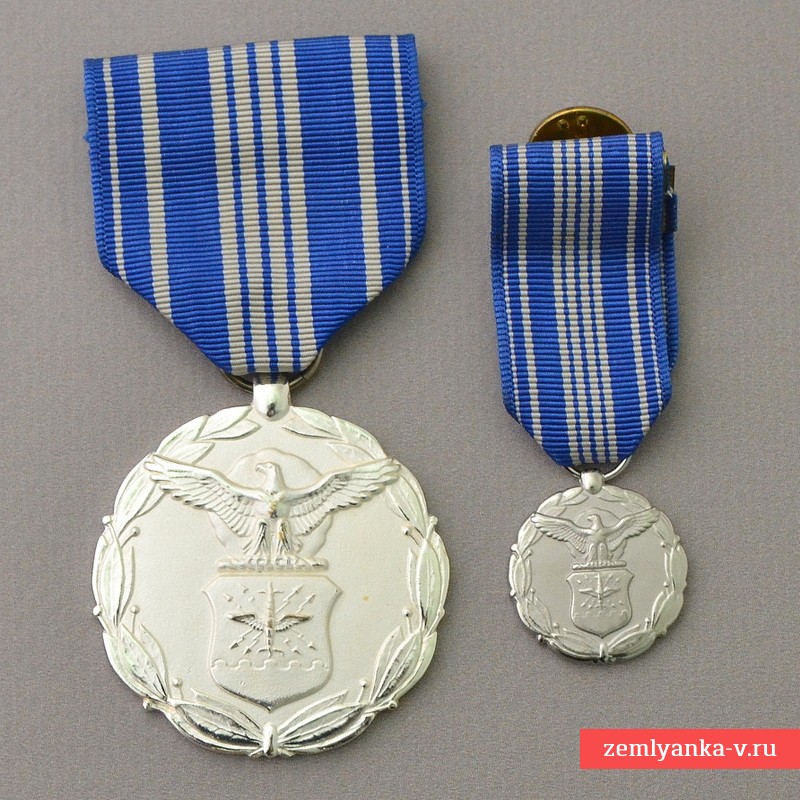 Медаль ВВС США за достижения в гражданской службе, с миниатюрой