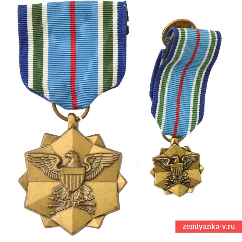 Медаль за достижения перед Минобороны США, миниатюрой