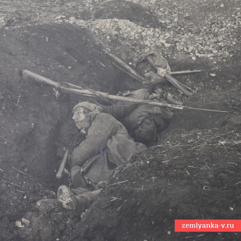 Большеформатное фото погибших русских солдат в траншее