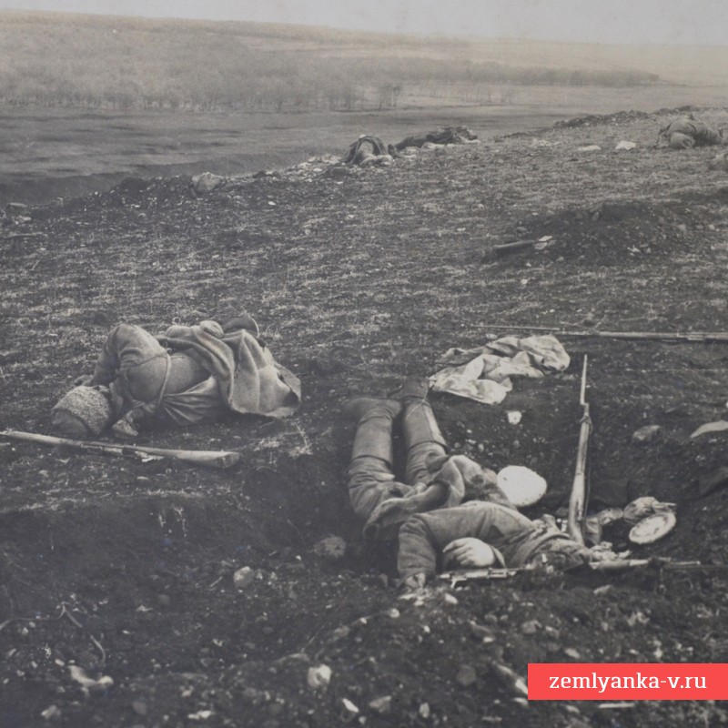 Большеформатное фото погибших русских солдат после артиллерийского обстрела