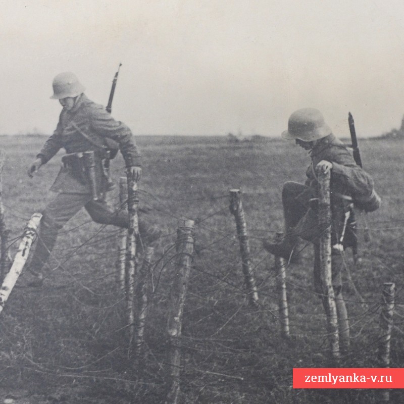Большеформатное пресс-фото немецких солдат, перелезающих через колючую проволоку