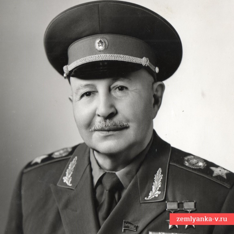 Портретное фото маршала Советского союза И. Баграмяна с автографом