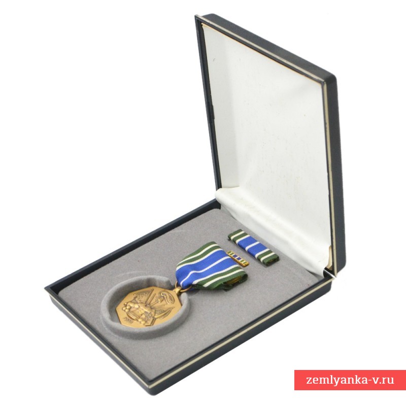 Медаль «За военные достижения» для Армии США образца 1981 года, в футляре