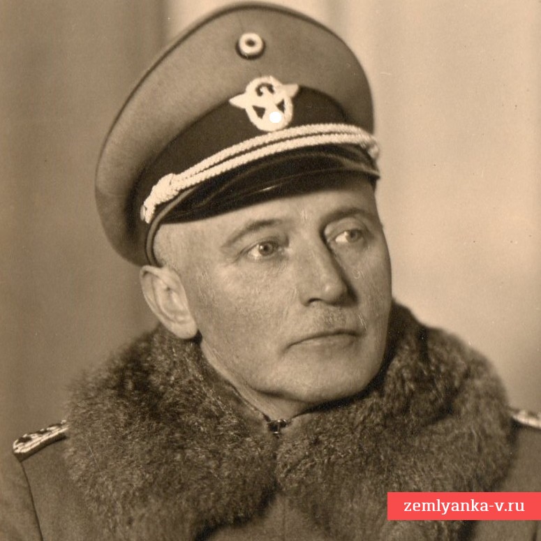Портретное фото гаупт-вахмистра немецкой полиции в зимнем пальто