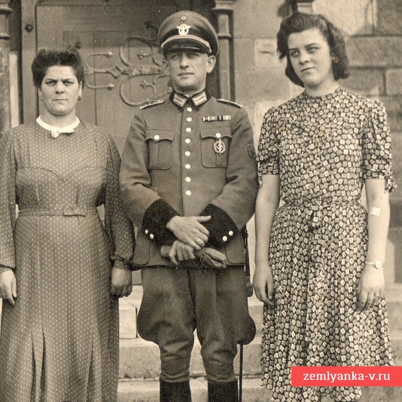 Фото гаупт-вахмистра полиции 3 Рейха со шпагой образца 1936 года 