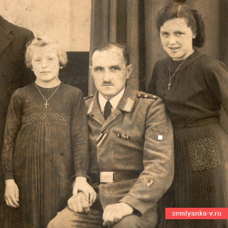 Фото полицейского Люфтшутц в звании Gruppenfuhrer с семьей