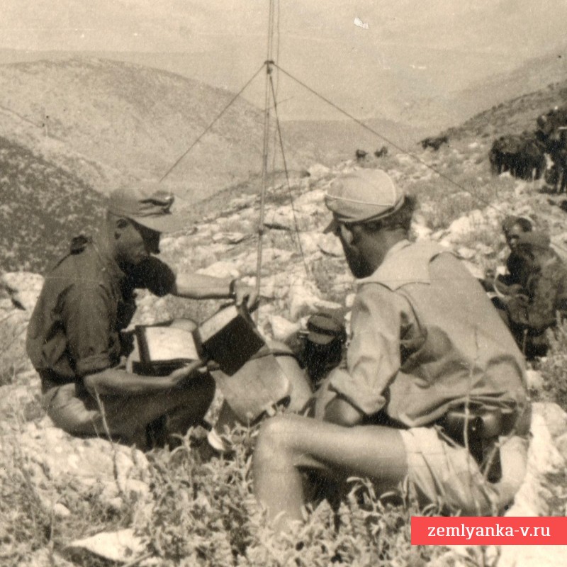 Фото солдат и офицера SS на привале в горах