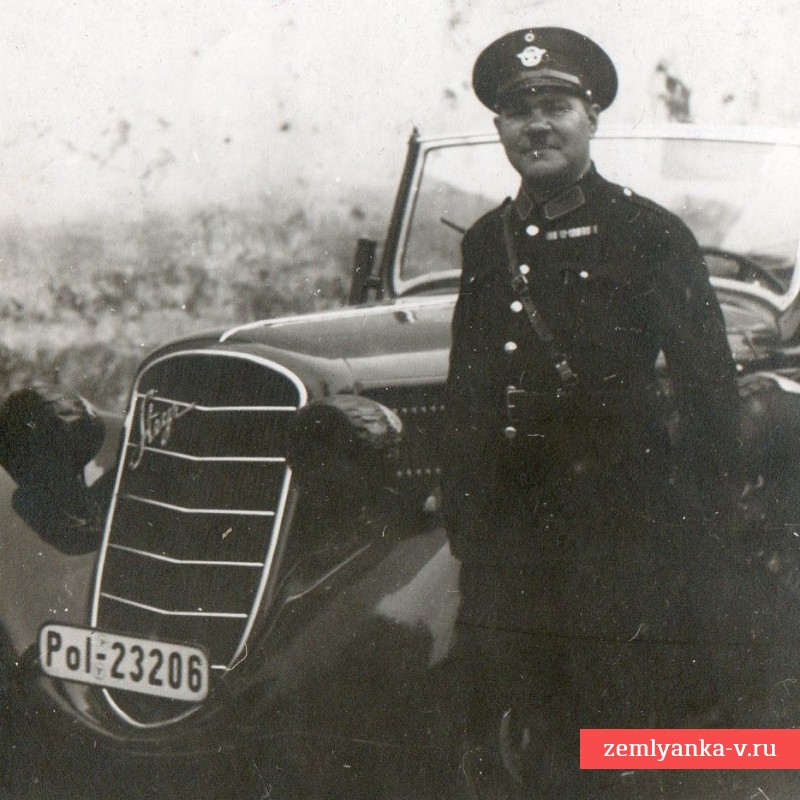 Фото служащего немецкой полиции с полицейским автомобилем марки «Steyr»
