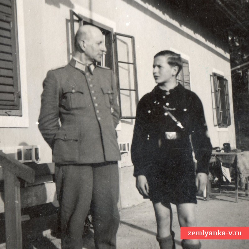 Фото офицера немецкой полиции с сыном в форме «Гитлерюгенда»