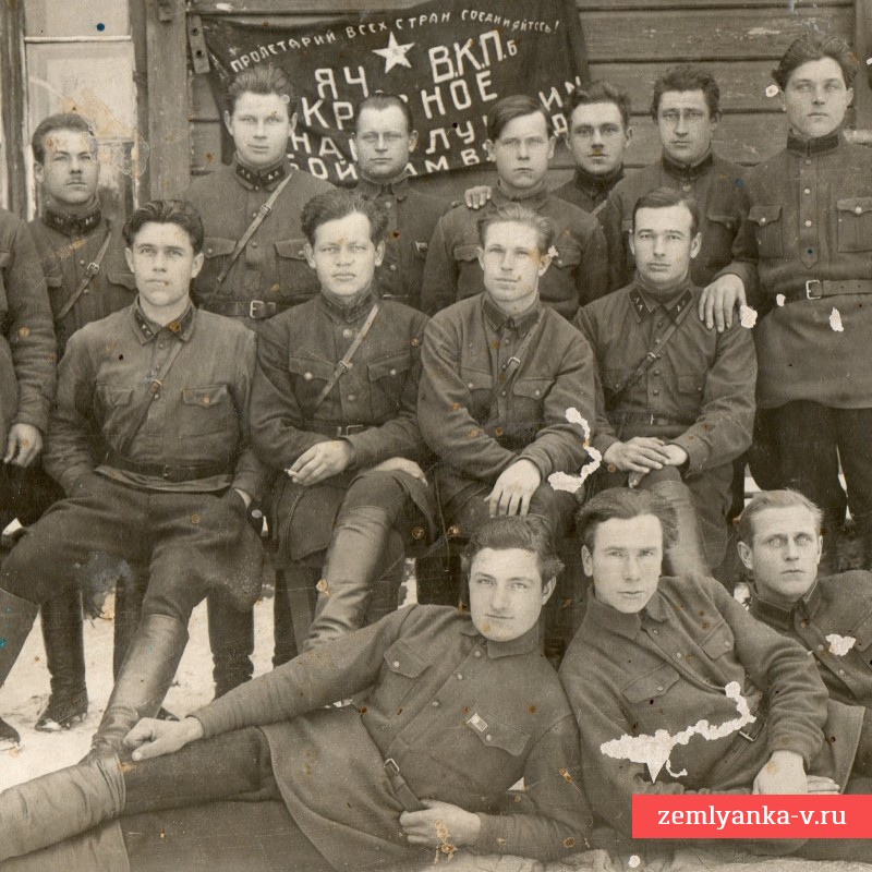 Фото военнослужащих РККА на фоне знамени