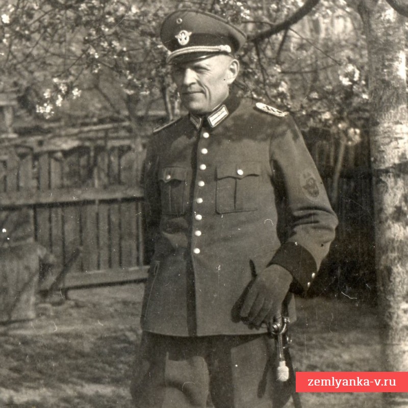 Фото вахмистра немецкой полиции со шпагой образца 1936 года